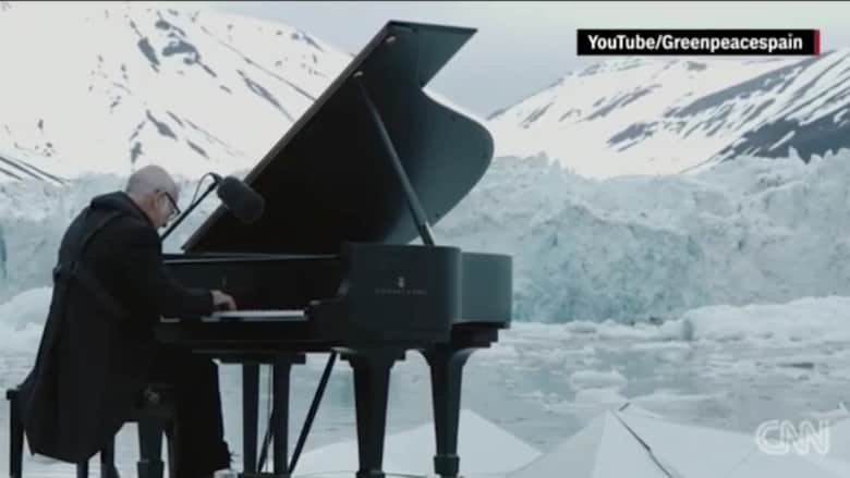 بالفيديو: موسيقي يعزف البيانو في المحيط المتجمد الشمالي
