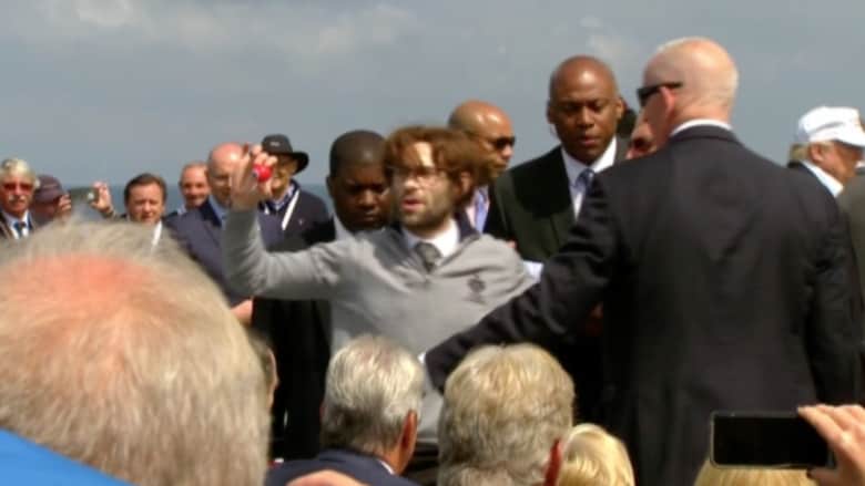 بالفيديو: ممثل كوميدي يضع دونالد ترامب في موقف محرج خلال زيارته إلى اسكتلندا