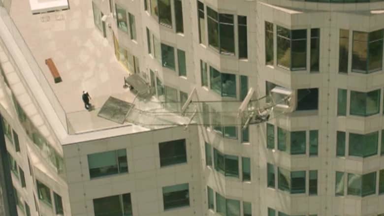 بالفيديو: عش تجربة الانزلاق بسماء لوس أنجلوس عبر ممر زجاجي 