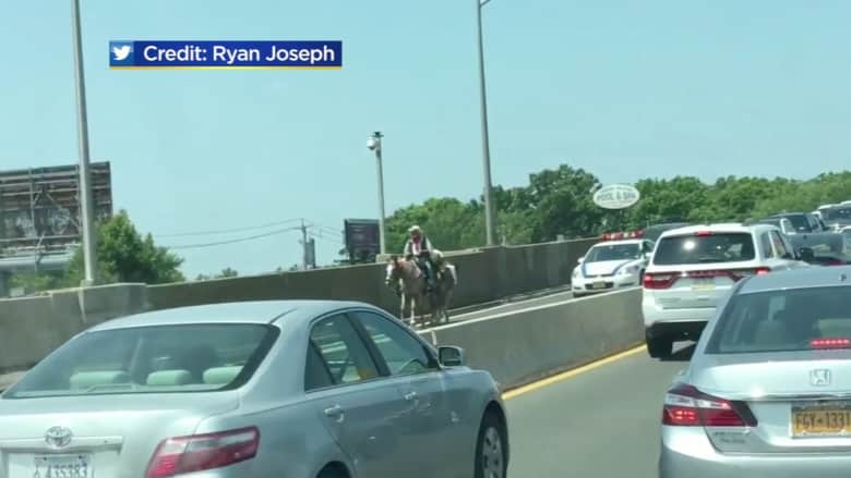 شاهد.. رجل بزي رعاة البقر يعطل الحركة المرورية في ولاية نيوجيرسي الأمريكية