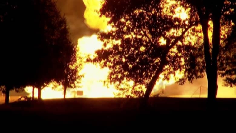 بالفيديو: انفجار خط أنابيب غاز بعد اصطدام سيارة في ولاية ميتشغان