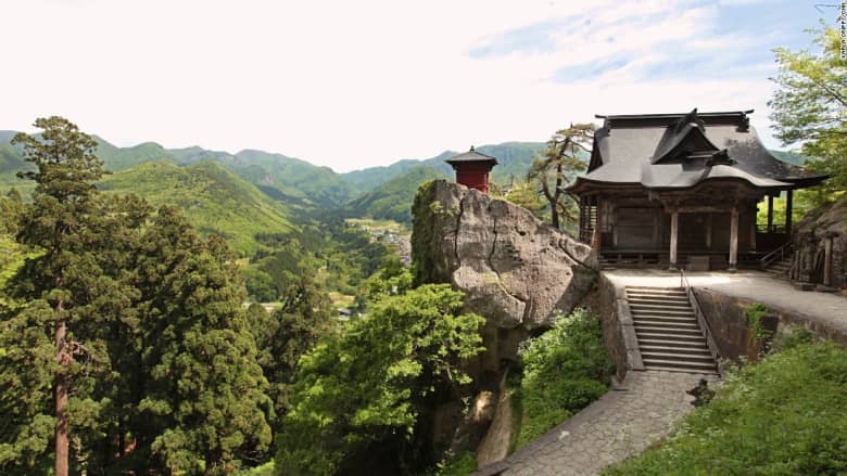 بالفيديو: 1015 درجة للوصول إليه.. تعالوا إلى "معبد الجبل" الياباني