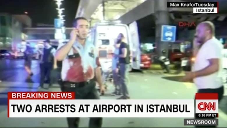 بالفيديو: اعتقال رجلين في اسطنبول يحملان عدة هويات وجوازات سفر
