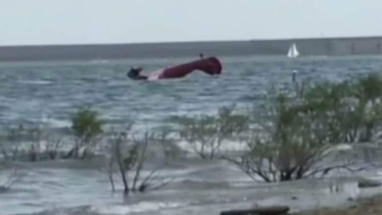 شاهد.. لحظة تحطم طائرة على شاطئ بحيرة وانقلابها من قوة الاصطدام