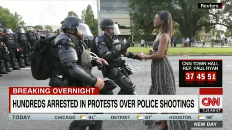 بالفيديو: انتشار صورة لناشطة في مظاهرات ضد إطلاق النار على السود بأمريكا