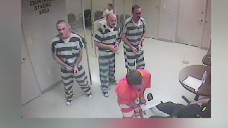 بالفيديو: سجناء ينقذون حياة ضابط في تكساس