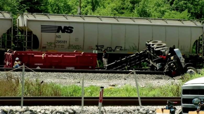 بالفيديو: تصادم قطار وشاحنة مقطورة في ولاية تنيسي الأمريكية