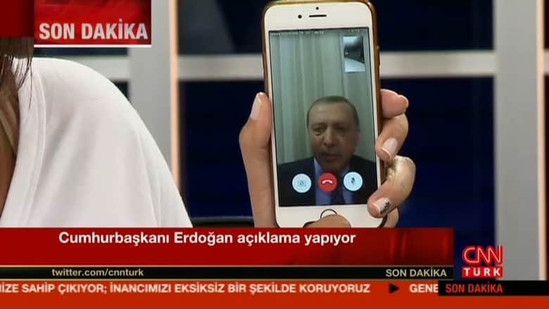 بالفيديو: أردوغان يظهر في مقابلة عبر الهاتف.. ويدعو الشعب إلى الخروج للشوارع والتصدي للجيش
