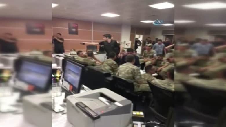 شاهد.. قوات من الجيش التركي داخل مقر التلفزيون الرسمي
