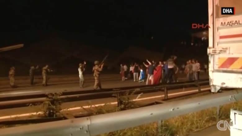 بالفيديو: متظاهرون في مواجهة قوات من الجيش التركي