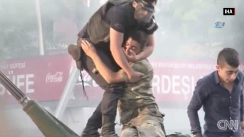 بالفيديو: شرطي تركي يساعد جنديا ويعانقه بعد ضربه من قبل المتظاهرين