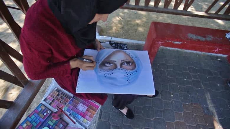 عدسة CNN في غزة..  فنانة فلسطينية تستخدم مساحيق التجميل لتبرز جمال الألوان في لوحاتها الفنية