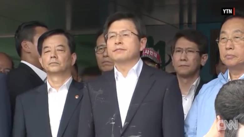 بالفيديو: حشود غاضبة ترمي رئيس وزراء كوريا الجنوبية بالبيض