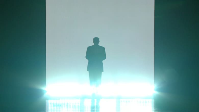 شاهد: أضواء وظلال وموسيقى تصويرية درامية.. دخول ترامب "البطولي" منصة مؤتمر الحزب الجمهوري