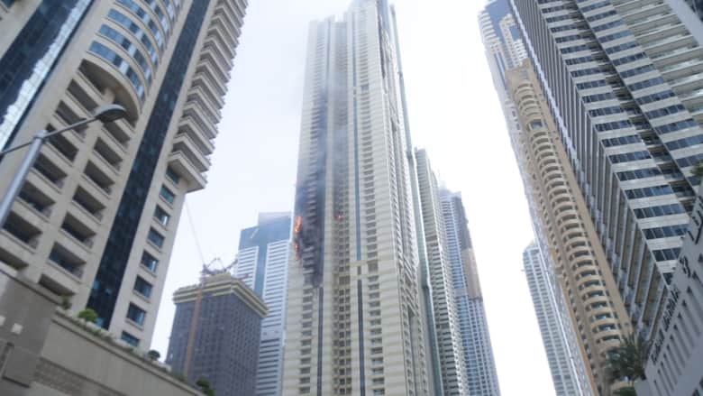 بالفيديو: فرق الدفاع المدني في دبي تسيطر على حريق في برج سكني خلال 3 ساعات 