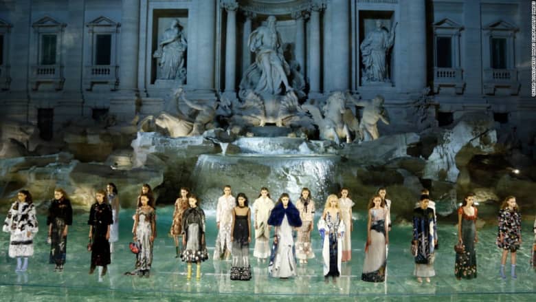 عارضات أزياء من "الخيال" يحلقن فوق نافورة “تريفي” التاريخية في روما