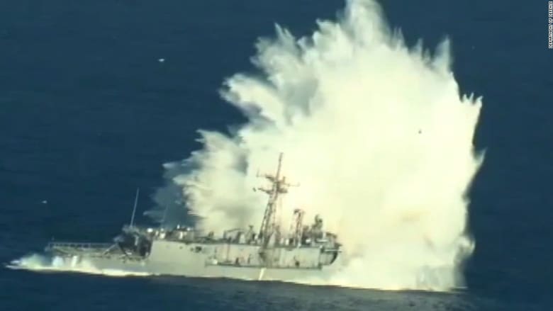 شاهد.. لحظة تدمير وإغراق سفينة حربية أمريكية خلال تدريبات عسكرية