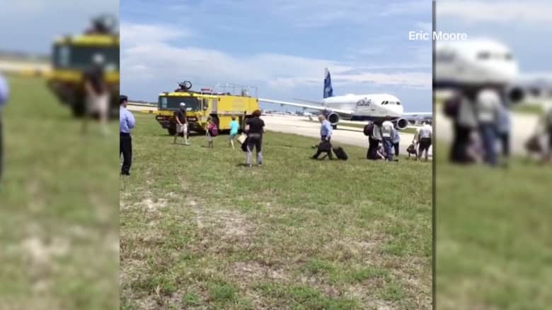 بالفيديو: إخلاء طائرة ركاب في مطار بفلوريدا بسبب تقرير عن تسرب وقود