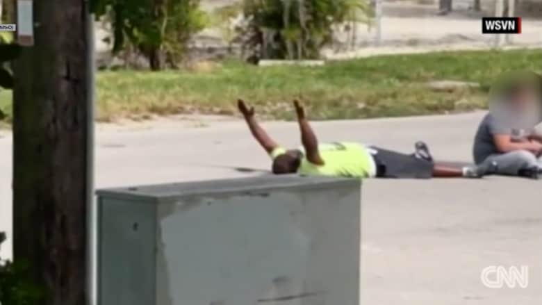 بالفيديو: الشرطة الأمريكية تطلق النار على رجل أسود خلال محاولته مساعدة مريض بالتوحد