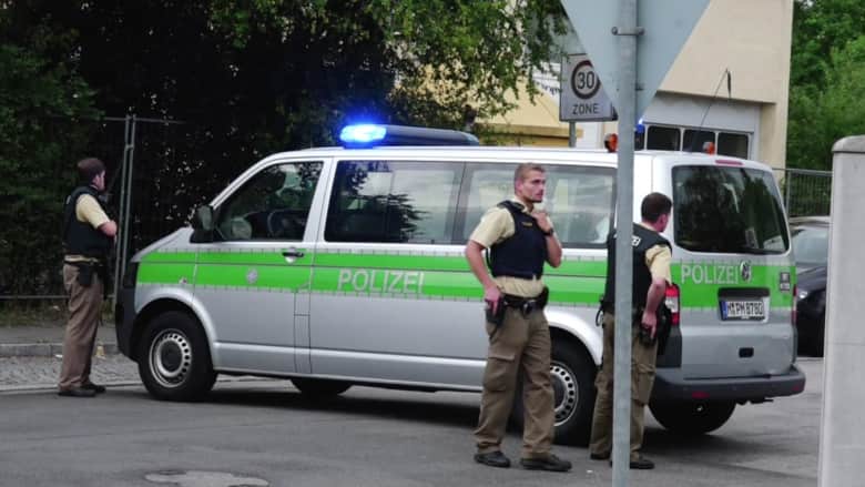 شاهد.. شرطة ميونخ تجري عمليات بحث بعد إطلاق النار في مركز التسوق