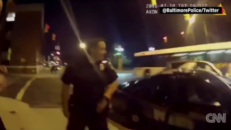 الهوس بلعبة "بوكيمون غو" يؤدي لاصطدام سائق بسيارة شرطة 