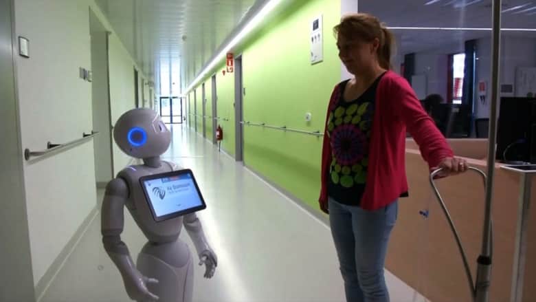 بالفيديو: مستشفى بلجيكي يوظف روبوتاً يستقبل المرضى والزوار بـ 19 لغة