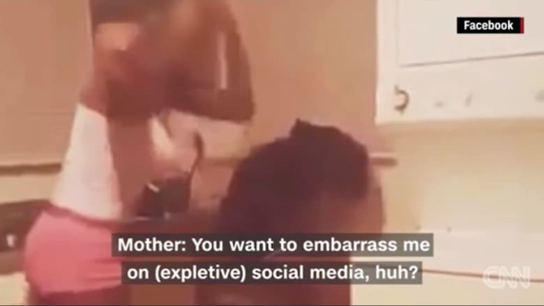 أم تنشر فيديو ضرب ابنتها عبر بث مباشر على فيسبوك متهمة إياها بإقامة علاقة جنسية في المنزل