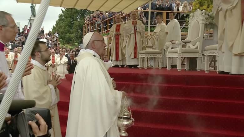 شاهد.. لحظة سقوط بابا الفاتيكان أرضاً خلال زيارته إلى بولندا