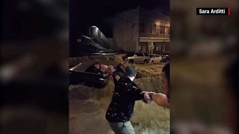 إنقاذ امرأة محاصرة في سيارتها أثناء فيضانات في أمريكا