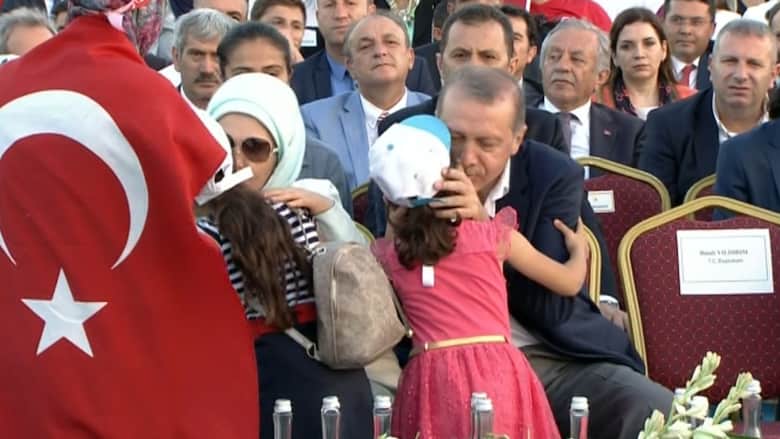 شاهد.. أتراك يقبلون أيدي أردوغان وزوجته في تجمع "الديمقراطية والشهداء"