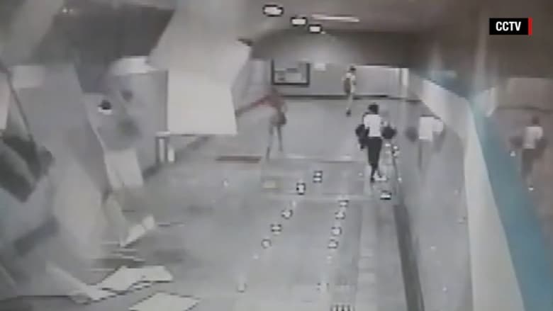شاهد.. فزع الركاب لحظة انهيار سقف مستعار في محطة مترو