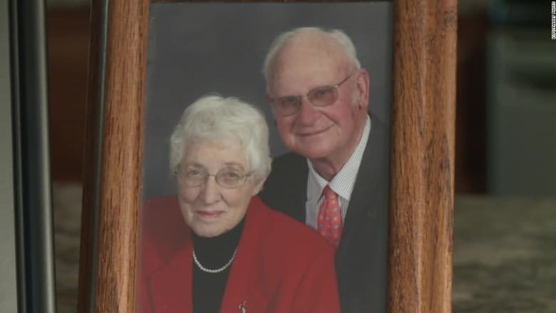 بعد زواج استمر لـ63 عاماً.. وفاة زوج بفارق دقائق عن بعضهما