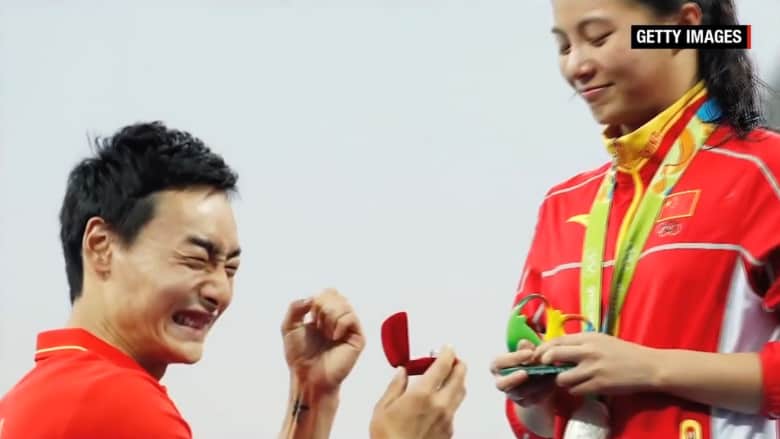 شاهد.. غطاس أولمبي يطلب يد زميلته في الفريق الصيني بعد تتويجها مباشرة