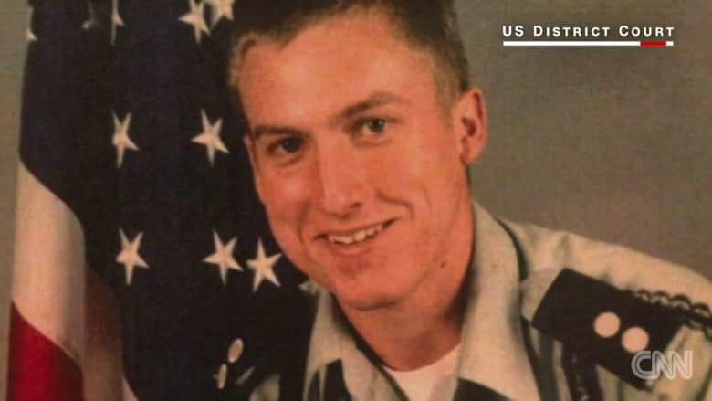 جندي أمريكي يستشهد بقضية رسائل كلينتون الإلكترونية لتجنب السجن