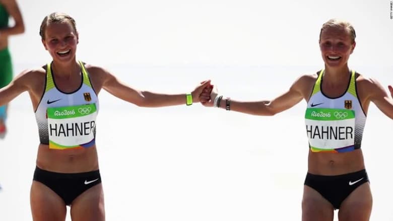 شقيقتان توأم تثيران جدلاً كبيراً في أولمبياد ريو بوصولهما سويا إلى خط النهاية