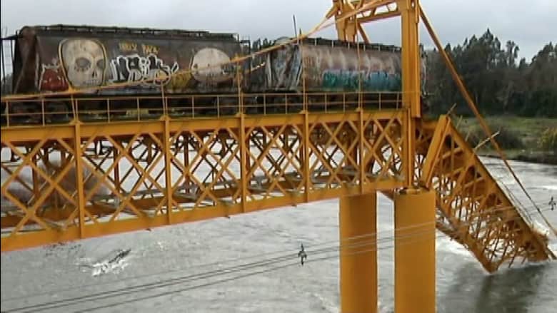  شاهد.. سقوط قطار إثر انهيار جسر في نهر جنوب تشيلي