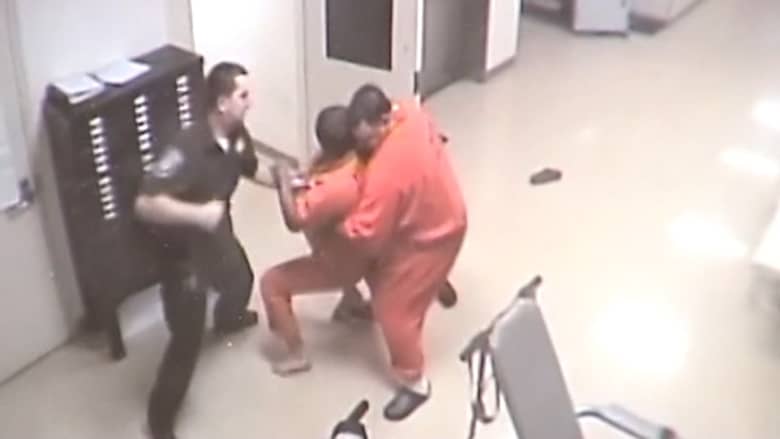 سجين يتدخل لإنقاذ شرطي من هجوم سجين آخر