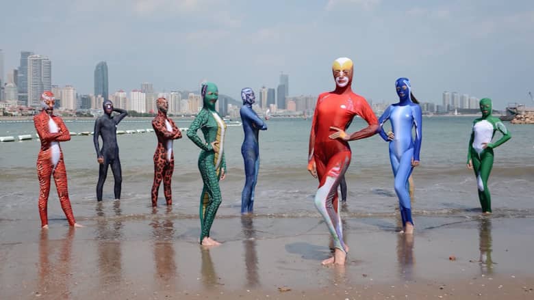 شاهد.. "فيسكيني" لباس بحر يشبه "البوركيني" يجتاح شواطئ الصين