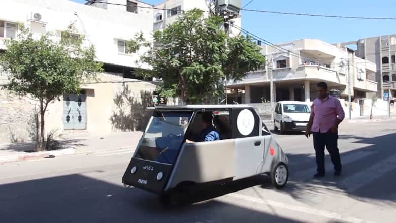 الحاجة أم الاختراع ... طالبان من غزة يبتكران سيارة تعمل على الطاقة الشمسية