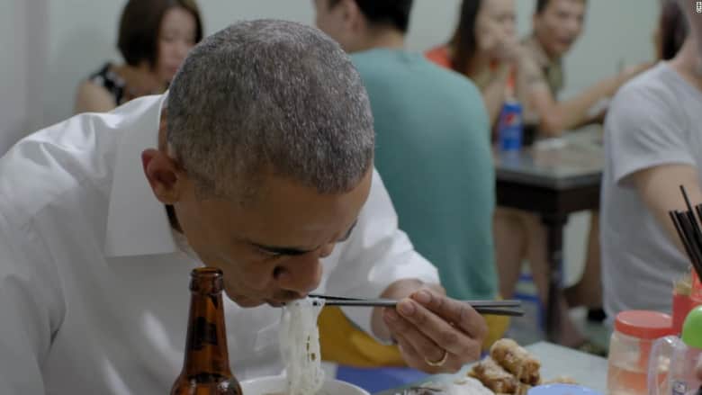 شاهدوا.. أوباما يتعلم كيفية تناول النودلز بكميات كبيرة