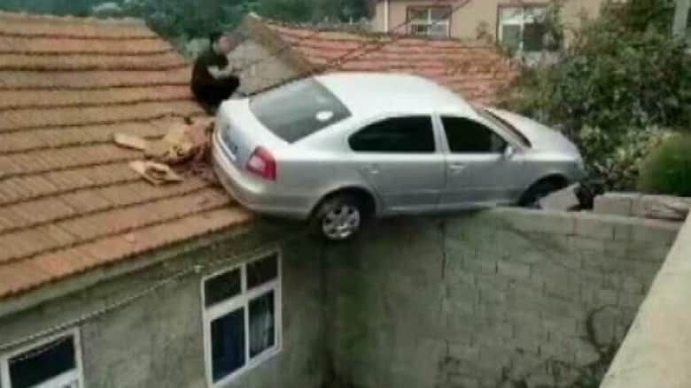 لن تصدق! سائق يركن سيارته على سقف منزل