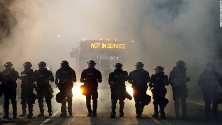 أمريكا: احتجاجات عنيفة بعد مقتل رجل أسود برصاص الشرطة