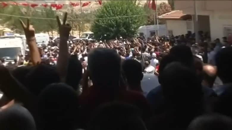 متظاهرون بجنازة ضحايا هجوم غازي عنتاب يهتفون: "أردوغان قاتل"
