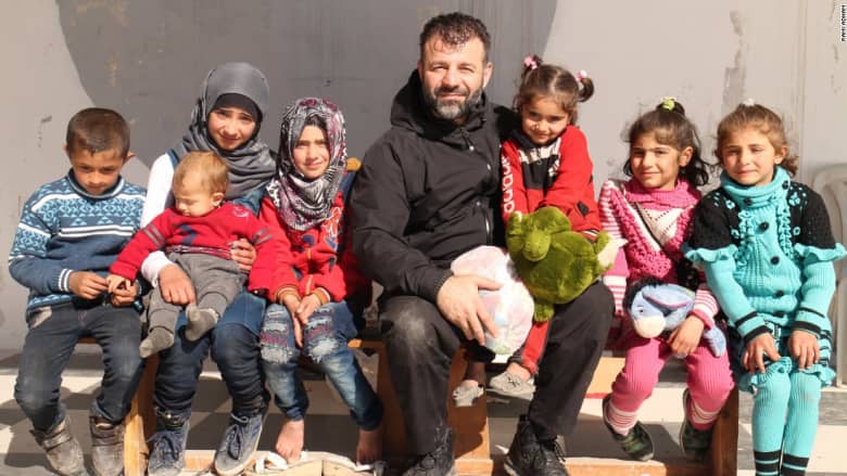 هذا الرجل يخاطر بحياته ليهرب الألعاب لأطفال حلب