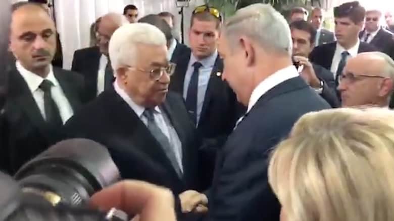 عباس وعريقات يصافحان نتنياهو خلال تشييع بيريز