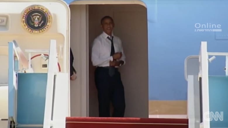 شاهد أوباما ينتظر بيل كلينتون دون صبر على الطائرة