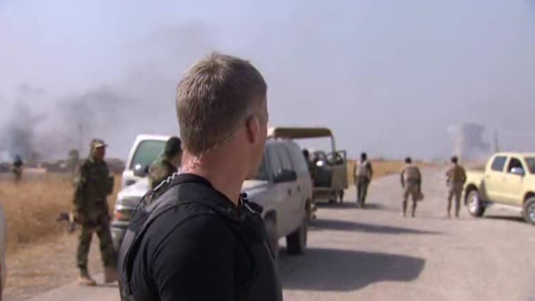 شاهد.. مراسل CNN يعلق وسط تبادل لإطلاق النار بين البشمرغة وداعش بالموصل