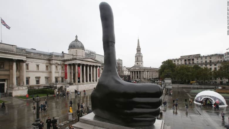 ما قصة هذا التمثال الذي يرفع إبهامه في وسط لندن؟