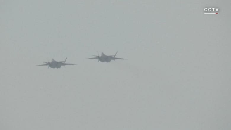 شاهد.. الصين تستعرض أحدث مقاتلاتها.. "الشبح J-20"