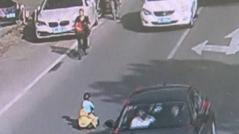شاهد.. طفل صيني يتوه في شارع مزدحم عكس حركة المرور